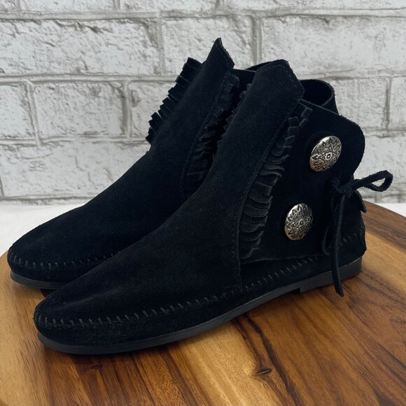 Minnetonka 449 Womens 8 Black Suede Hard Sole 2 Button Fringed BOHO Ankle Bootie - Picture 1 of 14